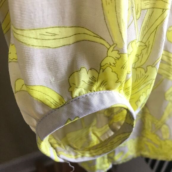 Banana Republic Women's Blouse - Size Medium - Picture 4 of 5